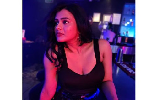 Hebah Patel raises the heat