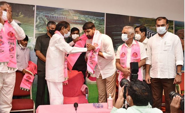 Kaushik Reddy Into TRS