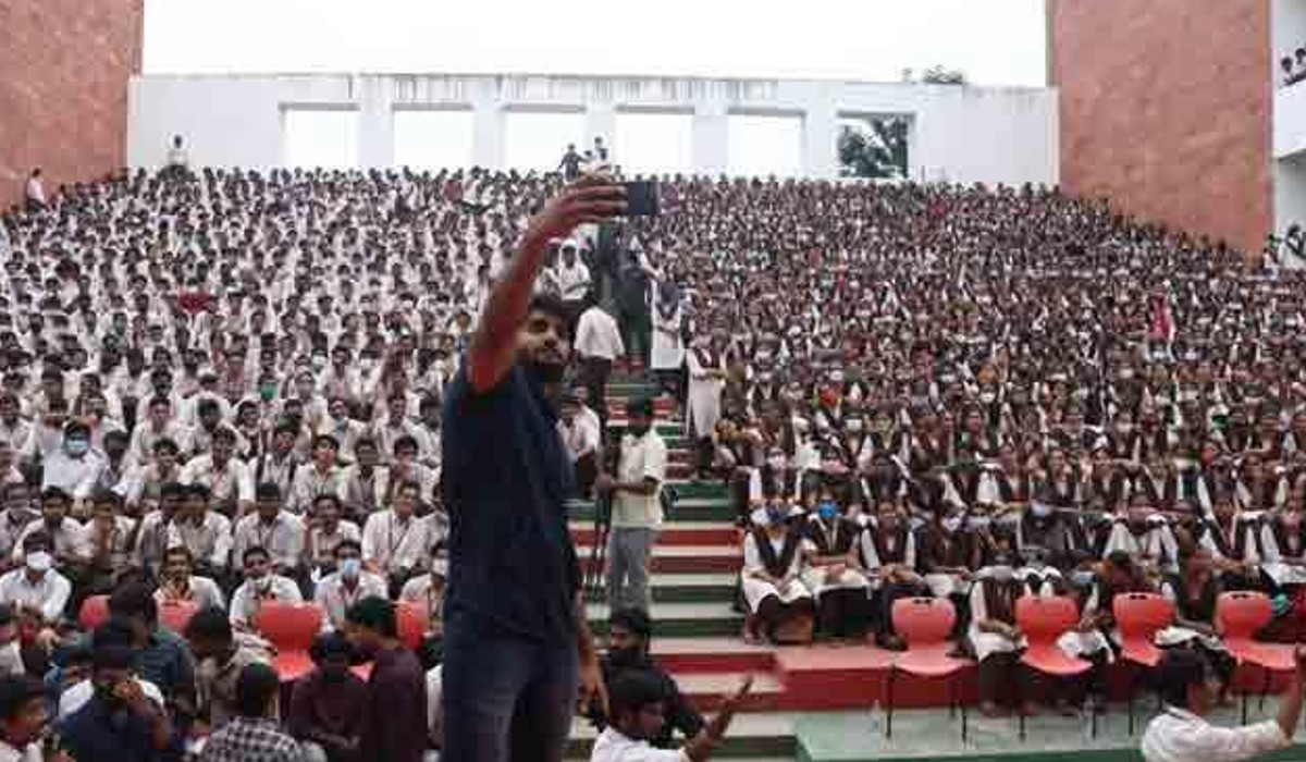 rx-100-movie-fame-hero-karthikeya-visited-student-of-vvit-collage