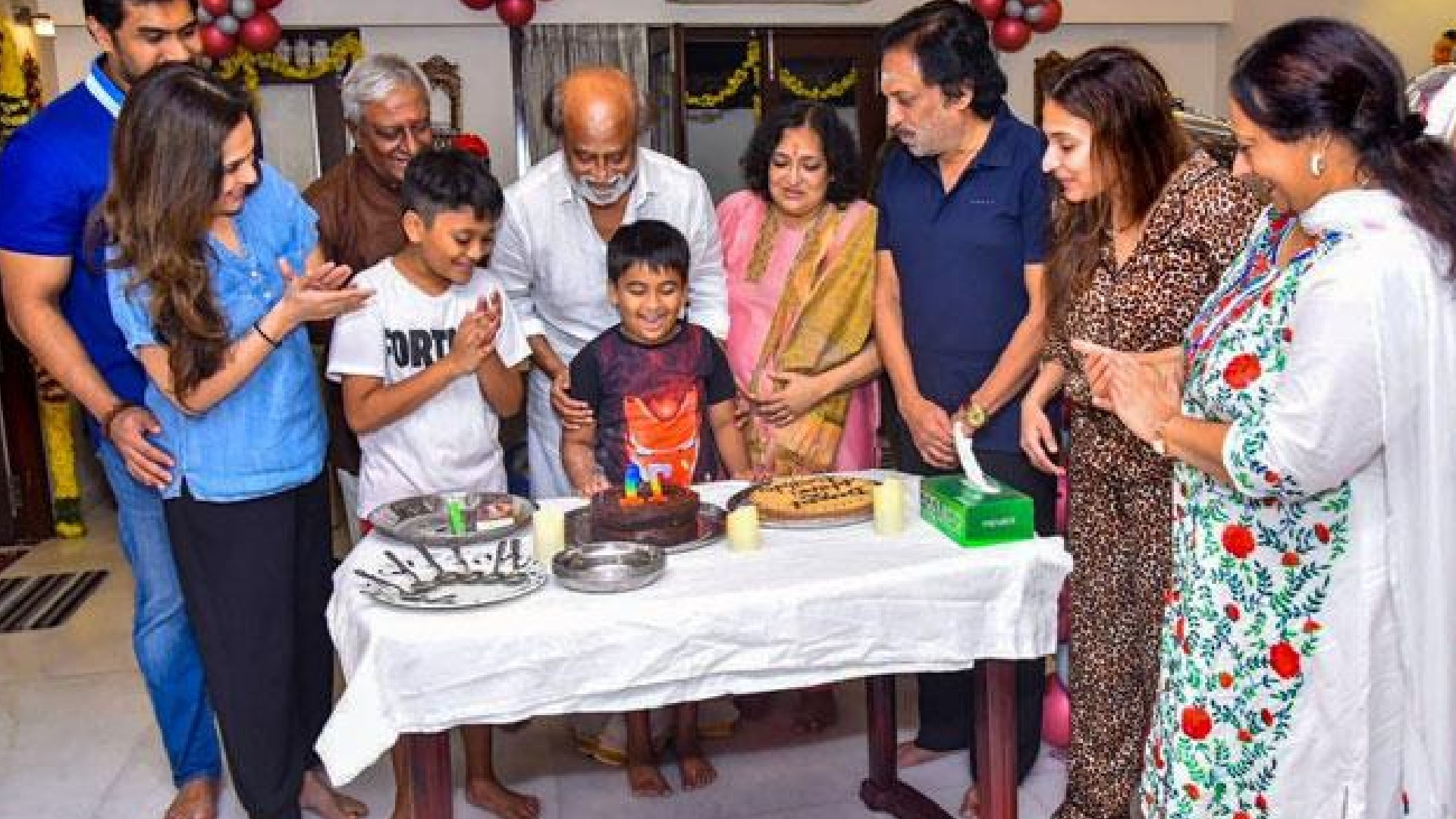 rajinikanth-birthday-celebration-home-his-wife-and-daughters