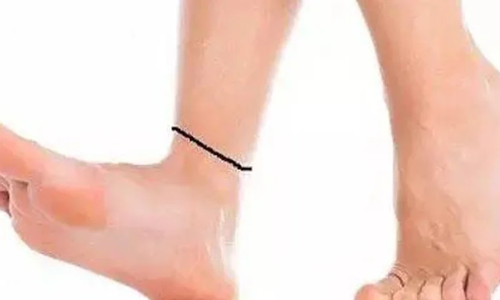 Benefits of Wearing a Black Thread on Leg