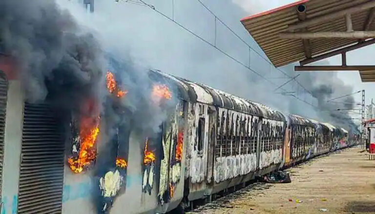 Agneepath agitation: సికింద్రాబాద్ లో ఆ ఇంజిన్ తగలబడి ఉంటే వినాశనమే అయ్యేదా? అందుకే కాల్పులా?