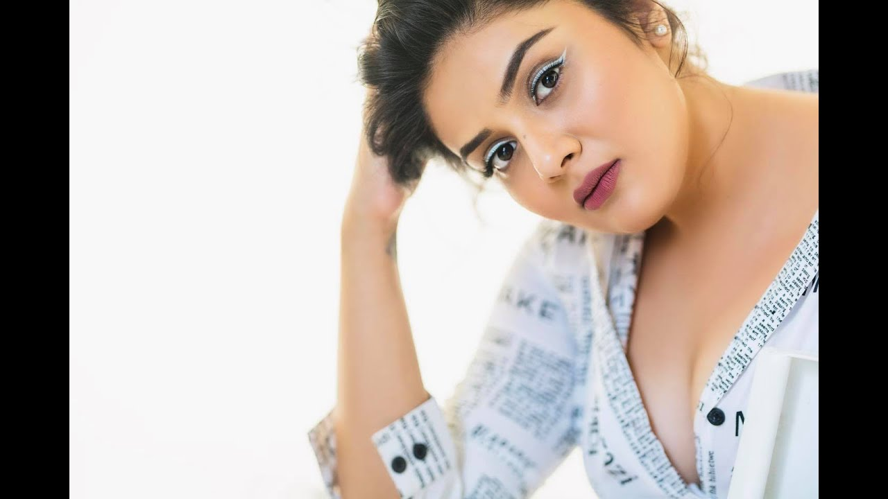 Anchor Sreemukhi