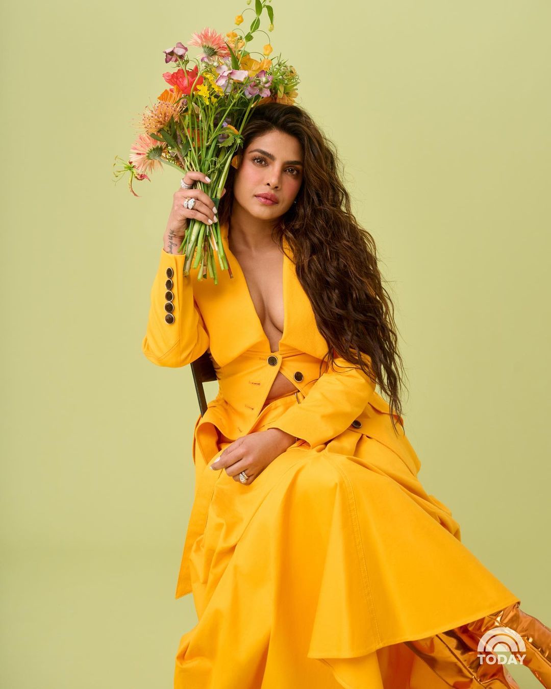 Priyanka Chopra beautiful look in yellow outfit (1)