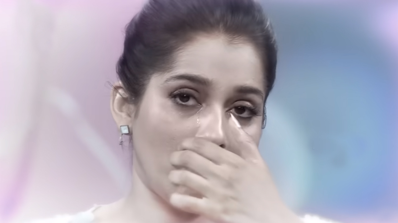 Anchor Rashmi Gets Emotional On Stage