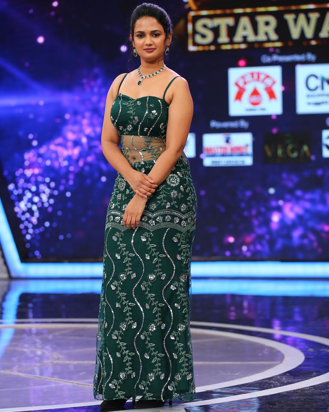 Actress Ariyana Glory Navel Show (1)