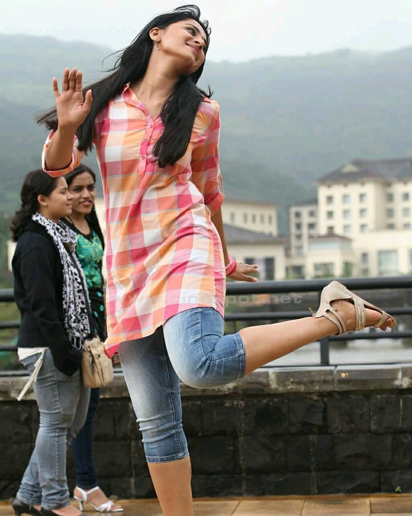 Anushka Shetty Looks Glamorous in Jeans (1)