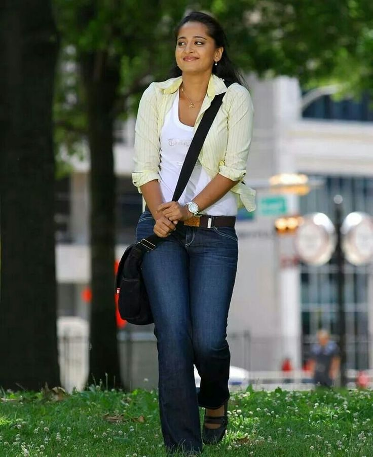 Anushka Shetty Looks Glamorous in Jeans (4)