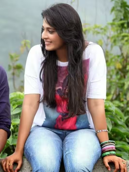 Anushka Shetty Looks Glamorous in Jeans (8)