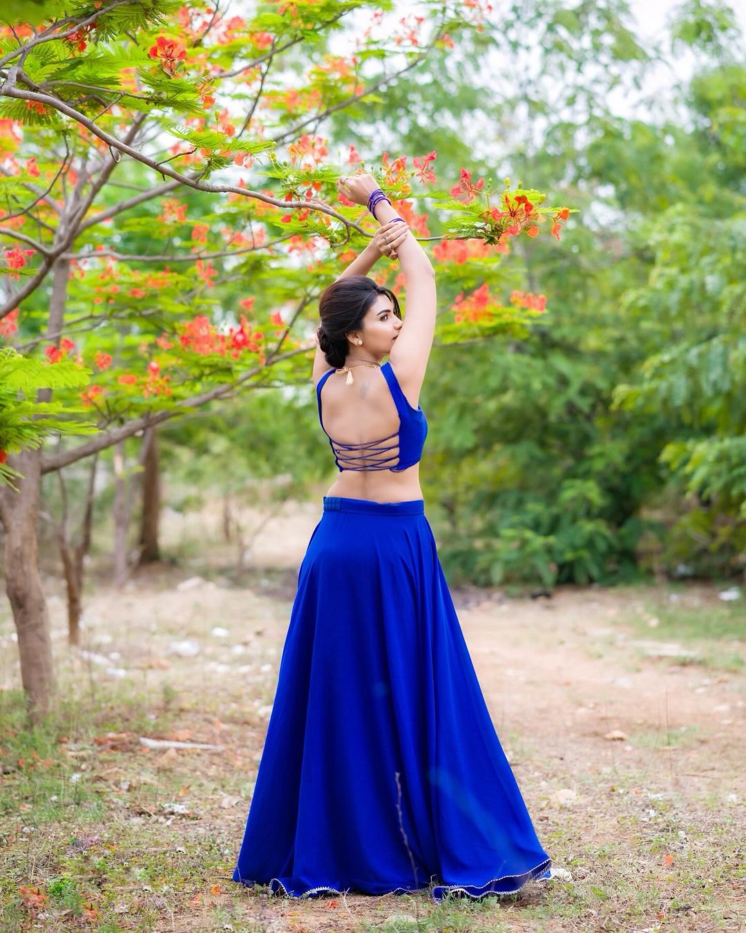 Jabardasth Varsha Latest Blue Saree Photos (10)