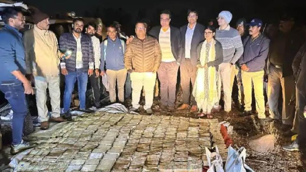  52 kg of gold and Rs. 11 crore cash Seized